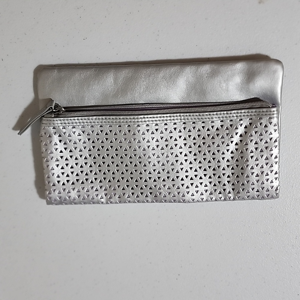 >>FREE<<NWOT Matrix clutch  *1224.1